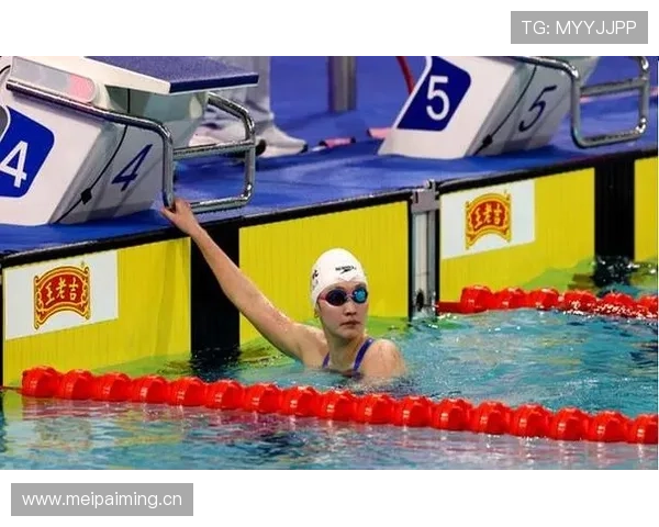 刷到李冰洁的日常照，配饰比我整个月工资还嚣张，运动员也能这么会生活